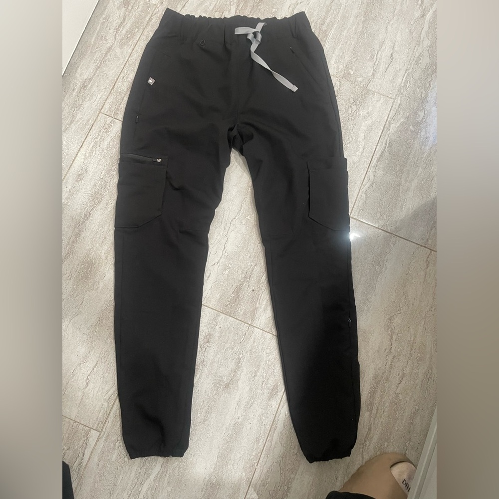 FIGS black joggers with multipackets